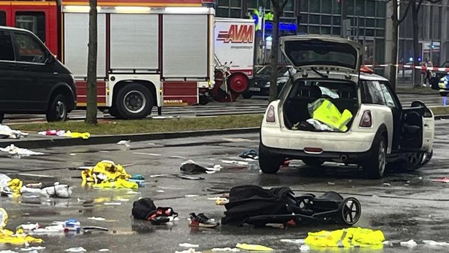 Mobil Tabrak Buruh Demo, 28 Orang Luka-Luka