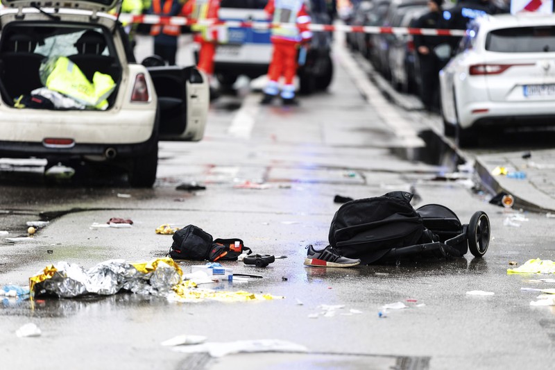 Germany Car Crowd Lokasi kecelakaan usai seorang pengemudi menabrak sekelompok orang di Munich, Jerman, Kamis 13 Februari 2025. (Peter Kneffel/dpa via AP)
