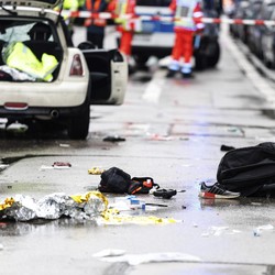 Mobil Tabrak Brutal Kerumunan Pejalan Kaki, Mayat Tergeletak di Jalan