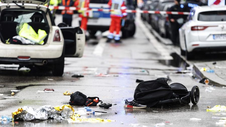 Germany Car Crowd Lokasi kecelakaan usai seorang pengemudi menabrak sekelompok orang di Munich, Jerman, Kamis 13 Februari 2025. (Peter Kneffel/dpa via AP)