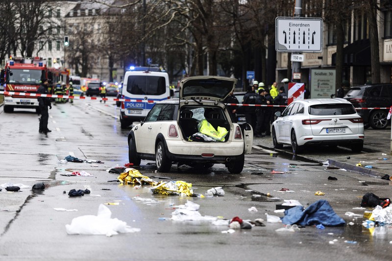 Germany Car Crowd Lokasi kecelakaan usai seorang pengemudi menabrak sekelompok orang di Munich, Jerman, Kamis 13 Februari 2025. (Peter Kneffel/dpa via AP)