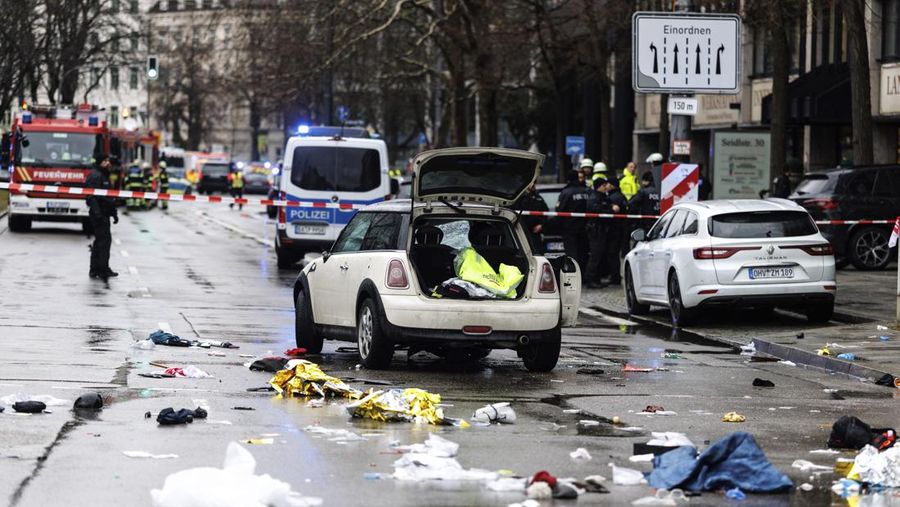 Germany Car Crowd Lokasi kecelakaan usai seorang pengemudi menabrak sekelompok orang di Munich, Jerman, Kamis 13 Februari 2025. (Peter Kneffel/dpa via AP)