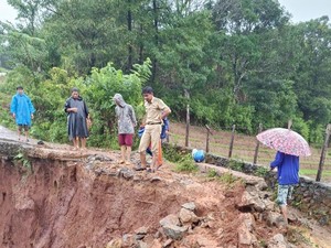 1.088 Warga Terisolir Imbas Jalan Desa Bulo-bulo Barru Amblas