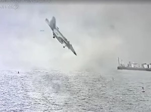 Video: Detik-detik Jet Tempur AS Jatuh di Teluk San Diego
