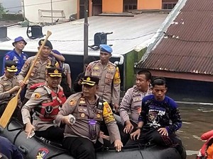 Kapolrestabes Makassar Salurkan Bantuan ke Warga Terdampak Banjir di Manggala