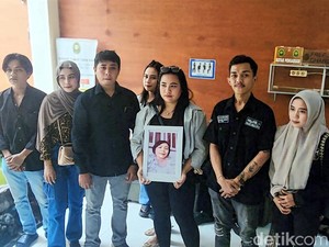 Sidang Vonis Pembunuhan Lili, Keluarga Bawa Foto Mendiang ke Pengadilan
