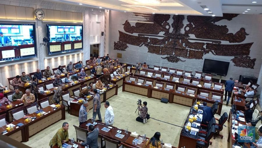 Komisi XI DPR RI Rapat Kerja dengan Menteri Keuangan RI dengan agenda Pembahasan Anggaran Sesuai Inpres Nomor 1 Tahun 2025, Kamis (13/2). (CNBC Indonesia/Arrijal Rahman)