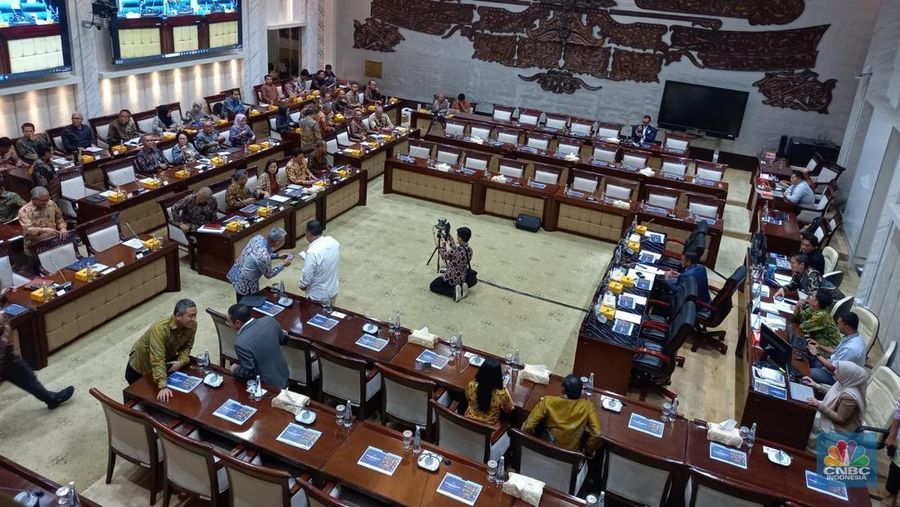 Komisi XI DPR RI Rapat Kerja dengan Menteri Keuangan RI dengan agenda Pembahasan Anggaran Sesuai Inpres Nomor 1 Tahun 2025, Kamis (13/2). (CNBC Indonesia/Arrijal Rahman)