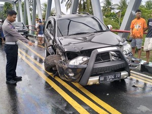 Detik-detik Adu Banteng Fortuner Vs Rush di Jembatan Glagah Kulon Progo