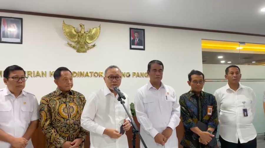 Menko Pangan Zulkifli Hasan didampiki Mendagri Tito Karnavian, Mentan Amran Sulaiman, dan Kepala Bapanas Arief Prasetyo Adi dalam jumpa pers terkait penugasan kepada Perum Bulog di Jakarta, Kamis (13/2/2025). (Kemenko Pangan)