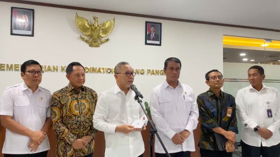Menko Pangan Zulkifli Hasan didampiki Mendagri Tito Karnavian, Mentan Amran Sulaiman, dan Kepala Bapanas Arief Prasetyo Adi  dan, Direktur Utama Perum Bulog Mayor Jenderal TNI Novi Helmy Prasetyadalam jumpa pers terkait penugasan kepada Perum Bulog di Jakarta, Kamis (13/2/2025). (Dok Kemenko Pangan)