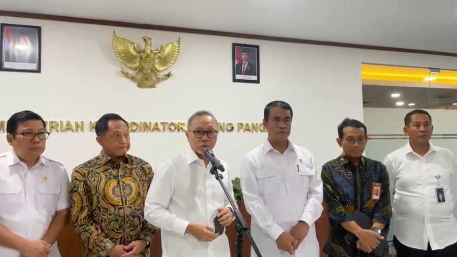 Menko Pangan Zulkifli Hasan didampiki Mendagri Tito Karnavian, Mentan Amran Sulaiman, dan Kepala Bapanas Arief Prasetyo Adi  dan, Direktur Utama Perum Bulog Mayor Jenderal TNI Novi Helmy Prasetyadalam jumpa pers terkait penugasan kepada Perum Bulog di Jakarta, Kamis (13/2/2025). (Dok Kemenko Pangan)