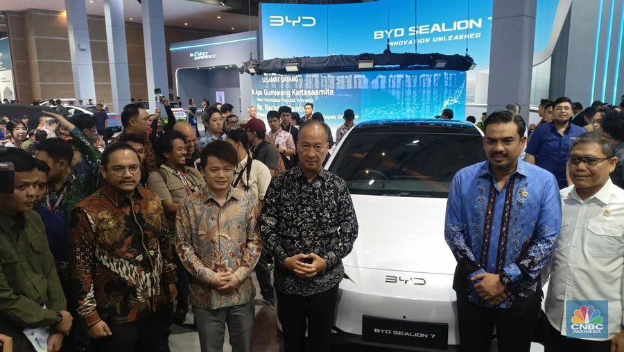 Menteri Perindustrian Agus Gumiwang Kartasasmita membuka ajang Indonesia International Motor Show (IIMS) 2025 yang berlangsung di Ji-Expo Kemayoran, Kamis (13/2/2025). (²©²ÊÍøÕ¾/Ferry Sandi)