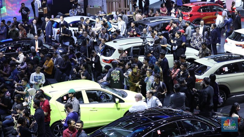 Pameran otomotif tahunan Indonesia International Motor Show (IIMS) di JIExpo, Jakarta Pusat, Kamis (13/2/2025) resmi digelar. (CNBC Indonesia/Tri Susilo)