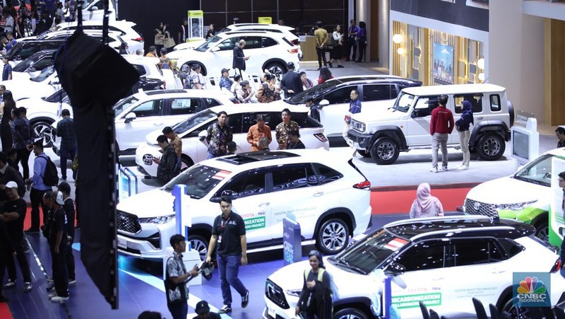 Pameran otomotif tahunan Indonesia International Motor Show (IIMS) di JIExpo, Jakarta Pusat, Kamis (13/2/2025) resmi digelar. (CNBC Indonesia/Tri Susilo)