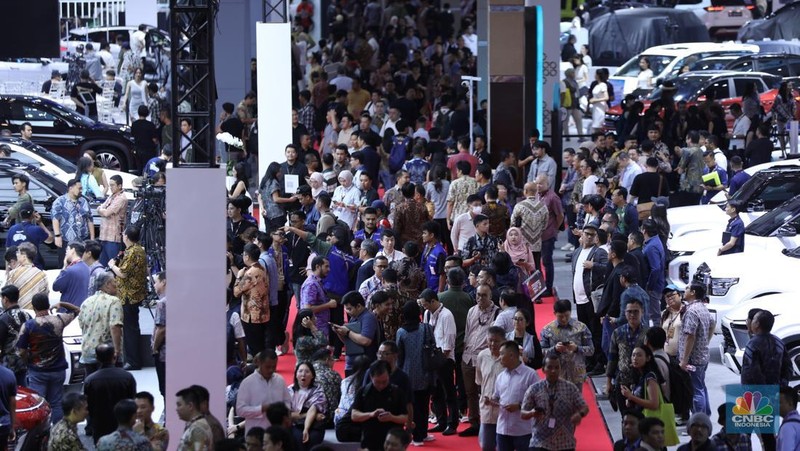 Pameran otomotif tahunan Indonesia International Motor Show (IIMS) di JIExpo, Jakarta Pusat, Kamis (13/2/2025) resmi digelar. (CNBC Indonesia/Tri Susilo)