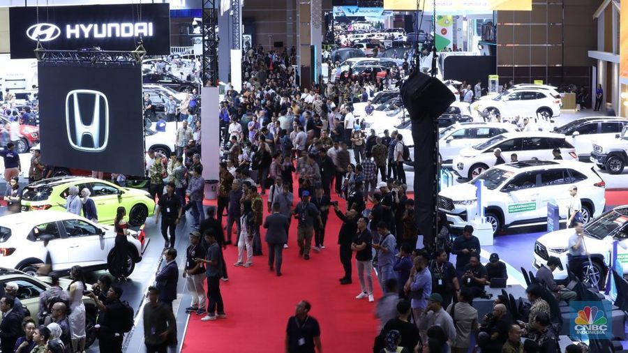 Pameran otomotif tahunan Indonesia International Motor Show (IIMS) di JIExpo, Jakarta Pusat, Kamis (13/2/2025) resmi digelar. Pameran otomotif tahunan Indonesia International Motor Show (IIMS) di JIExpo, Jakarta Pusat, Kamis (13/2/2025) resmi digelar. (CNBC Indonesia/Tri Susilo)