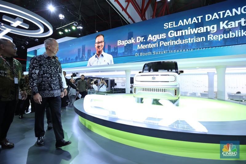 Pameran otomotif tahunan Indonesia International Motor Show (IIMS) di JIExpo, Jakarta Pusat, Kamis (13/2/2025) resmi digelar. (CNBC Indonesia/Tri Susilo)