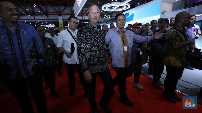 Momen Pembukaan IIMS 2025, Menperin-Kepala KSP Jajal Kabin Suzuki XL7