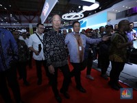 Momen Pembukaan IIMS 2025, Menperin-Kepala KSP Jajal Kabin Suzuki XL7