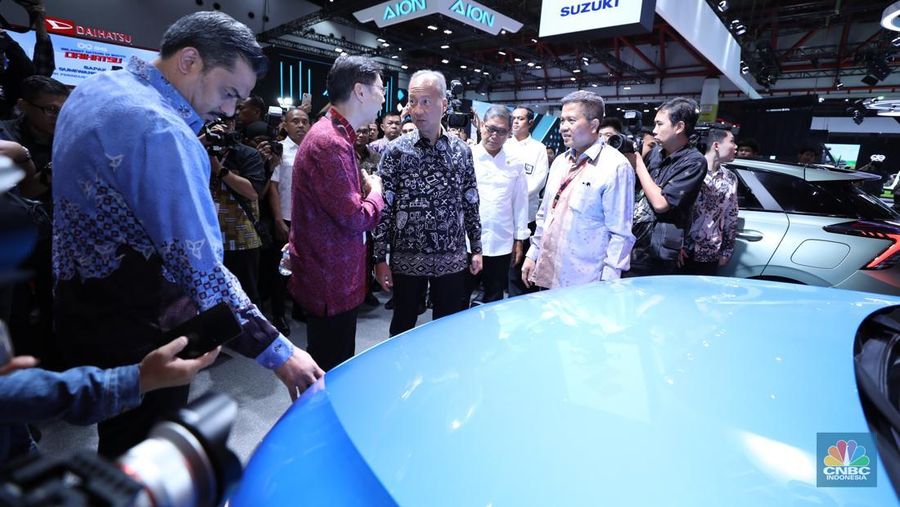 Pameran otomotif tahunan Indonesia International Motor Show (IIMS) di JIExpo, Jakarta Pusat, Kamis (13/2/2025) resmi digelar. Pameran otomotif tahunan Indonesia International Motor Show (IIMS) di JIExpo, Jakarta Pusat, Kamis (13/2/2025) resmi digelar. (CNBC Indonesia/Tri Susilo)