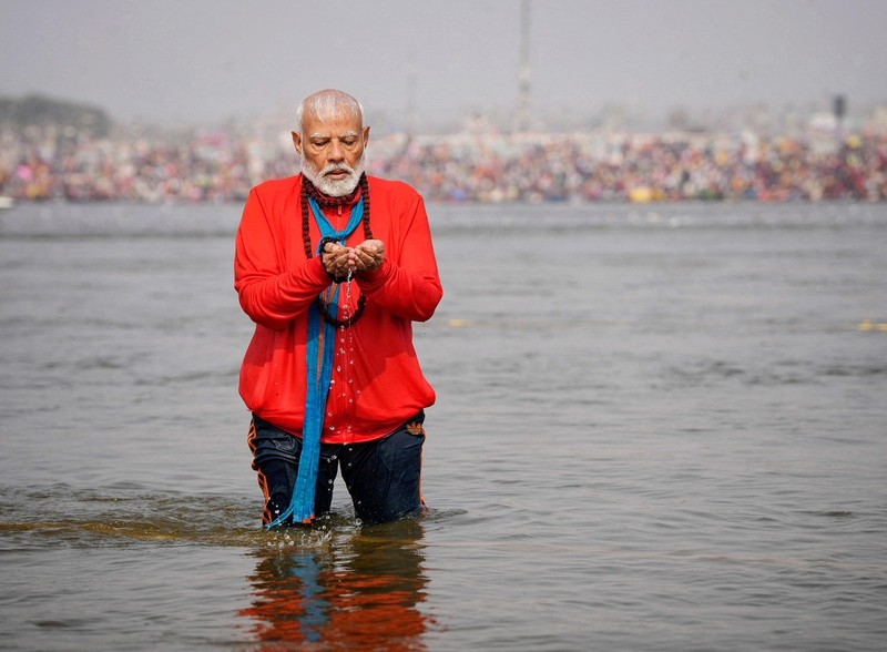 Umat Hindu berkumpul untuk berendam di Sangam, pertemuan sungai Gangga dan Yamuna dengan sungai Saraswati yang tak terlihat, untuk memperingati Maghi Purnima, salah satu hari suci selama Umat Hindu berkumpul untuk berendam di Sangam, pertemuan sungai Gangga dan Yamuna dengan sungai Saraswati yang tak terlihat, untuk memperingati Maghi Purnima, salah satu hari suci selama