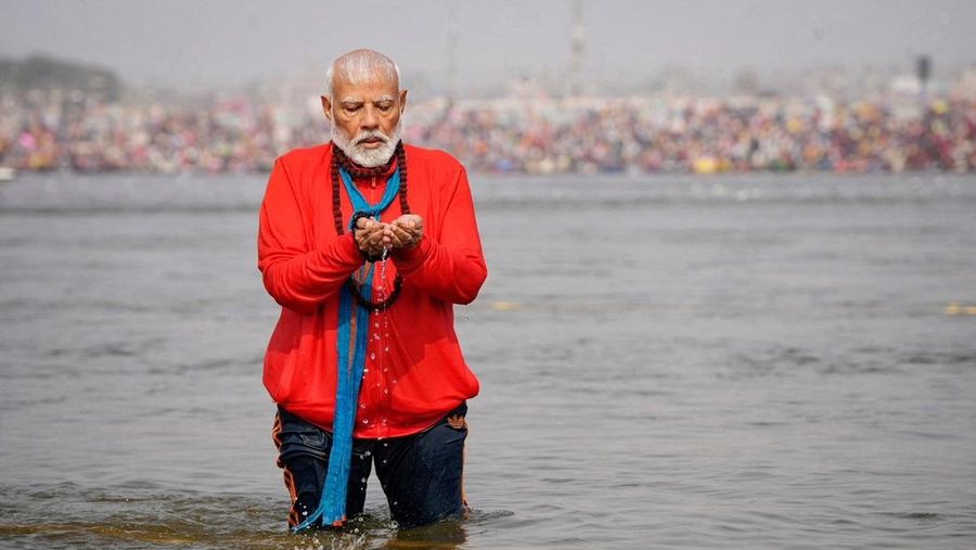 Umat ​​Hindu berkumpul untuk berendam di Sangam, pertemuan sungai Gangga dan Yamuna dengan sungai Saraswati yang tak terlihat, untuk memperingati Maghi Purnima, salah satu hari suci selama 