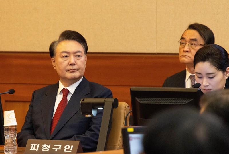 Presiden Korea Selatan yang dimakzulkan Yoon Suk Yeol menghadiri sidang pemakzulannya atas penerapan darurat militer yang bersifat jangka pendek, di Mahkamah Konstitusi di Seoul, Korea Selatan, 13 Februari 2025. Presiden Korea Selatan yang dimakzulkan Yoon Suk Yeol menghadiri sidang pemakzulannya atas penerapan darurat militer yang bersifat jangka pendek, di Mahkamah Konstitusi di Seoul, Korea Selatan, 13 Februari 2025. (JEON HEON-KYUN/Pool via REUTERS)