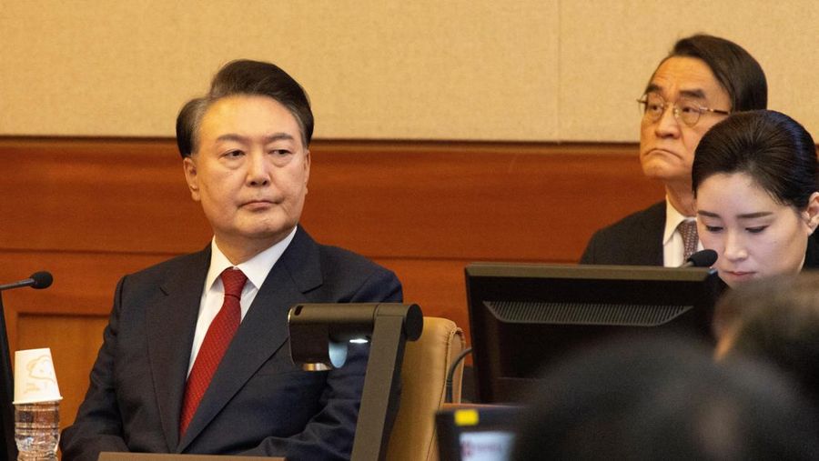 Presiden Korea Selatan yang dimakzulkan Yoon Suk Yeol menghadiri sidang pemakzulannya atas penerapan darurat militer yang bersifat jangka pendek, di Mahkamah Konstitusi di Seoul, Korea Selatan, 13 Februari 2025. Presiden Korea Selatan yang dimakzulkan Yoon Suk Yeol menghadiri sidang pemakzulannya atas penerapan darurat militer yang bersifat jangka pendek, di Mahkamah Konstitusi di Seoul, Korea Selatan, 13 Februari 2025. (JEON HEON-KYUN/Pool via REUTERS)