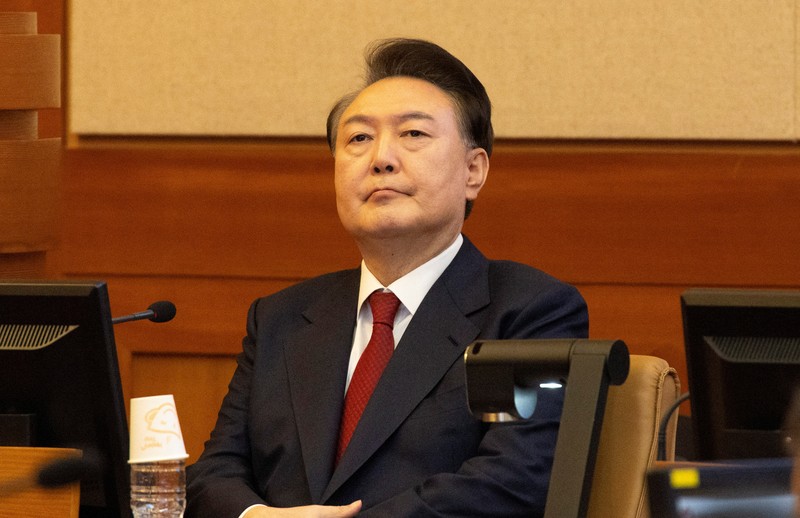 Presiden Korea Selatan yang dimakzulkan Yoon Suk Yeol menghadiri sidang pemakzulannya atas penerapan darurat militer yang bersifat jangka pendek, di Mahkamah Konstitusi di Seoul, Korea Selatan, 13 Februari 2025. Presiden Korea Selatan yang dimakzulkan Yoon Suk Yeol menghadiri sidang pemakzulannya atas penerapan darurat militer yang bersifat jangka pendek, di Mahkamah Konstitusi di Seoul, Korea Selatan, 13 Februari 2025. (JEON HEON-KYUN/Pool via REUTERS)