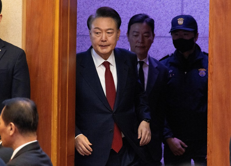 Presiden Korea Selatan yang dimakzulkan Yoon Suk Yeol menghadiri sidang pemakzulannya atas penerapan darurat militer yang bersifat jangka pendek, di Mahkamah Konstitusi di Seoul, Korea Selatan, 13 Februari 2025. Presiden Korea Selatan yang dimakzulkan Yoon Suk Yeol menghadiri sidang pemakzulannya atas penerapan darurat militer yang bersifat jangka pendek, di Mahkamah Konstitusi di Seoul, Korea Selatan, 13 Februari 2025. (JEON HEON-KYUN/Pool via REUTERS)