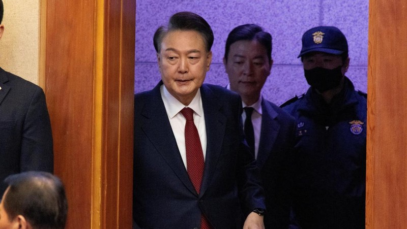 Presiden Korea Selatan yang dimakzulkan Yoon Suk Yeol menghadiri sidang pemakzulannya atas penerapan darurat militer yang bersifat jangka pendek, di Mahkamah Konstitusi di Seoul, Korea Selatan, 13 Februari 2025. (JEON HEON-KYUN/Pool via REUTERS)