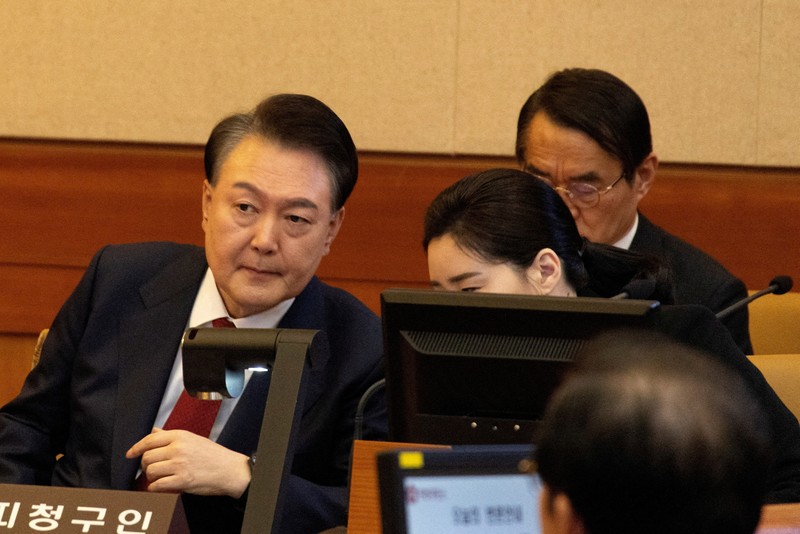 Presiden Korea Selatan yang dimakzulkan Yoon Suk Yeol menghadiri sidang pemakzulannya atas penerapan darurat militer yang bersifat jangka pendek, di Mahkamah Konstitusi di Seoul, Korea Selatan, 13 Februari 2025. Presiden Korea Selatan yang dimakzulkan Yoon Suk Yeol menghadiri sidang pemakzulannya atas penerapan darurat militer yang bersifat jangka pendek, di Mahkamah Konstitusi di Seoul, Korea Selatan, 13 Februari 2025. (JEON HEON-KYUN/Pool via REUTERS)