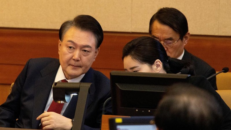 Presiden Korea Selatan yang dimakzulkan Yoon Suk Yeol menghadiri sidang pemakzulannya atas penerapan darurat militer yang bersifat jangka pendek, di Mahkamah Konstitusi di Seoul, Korea Selatan, 13 Februari 2025. (JEON HEON-KYUN/Pool via REUTERS)