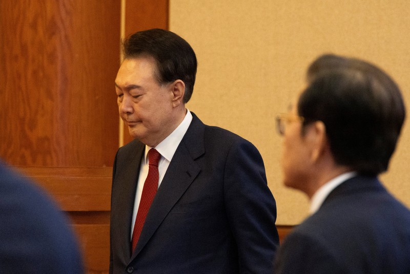 Presiden Korea Selatan yang dimakzulkan Yoon Suk Yeol menghadiri sidang pemakzulannya atas penerapan darurat militer yang bersifat jangka pendek, di Mahkamah Konstitusi di Seoul, Korea Selatan, 13 Februari 2025. Presiden Korea Selatan yang dimakzulkan Yoon Suk Yeol menghadiri sidang pemakzulannya atas penerapan darurat militer yang bersifat jangka pendek, di Mahkamah Konstitusi di Seoul, Korea Selatan, 13 Februari 2025. (JEON HEON-KYUN/Pool via REUTERS)