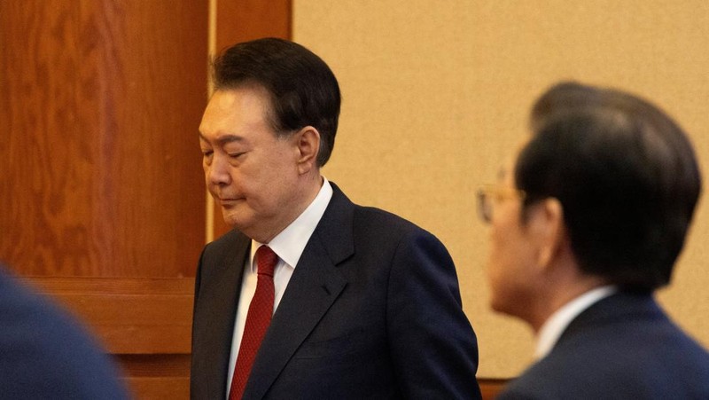 Presiden Korea Selatan yang dimakzulkan Yoon Suk Yeol menghadiri sidang pemakzulannya atas penerapan darurat militer yang bersifat jangka pendek, di Mahkamah Konstitusi di Seoul, Korea Selatan, 13 Februari 2025. (JEON HEON-KYUN/Pool via REUTERS)