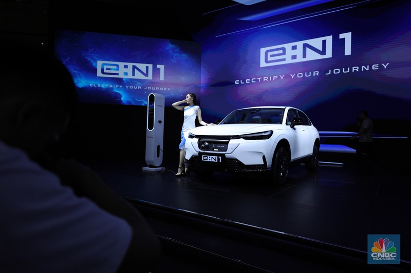 PT Honda Prospect Motor (HPM) resmi meluncurkan mobil listrik pertamanya untuk pasar Indonesia, Honda e:N1 di Indonesia International Motor Show (IIMS) 2025, Jakarta, Kamis (13/2/2025). (CNBC Indonesia/Tri Susilo) PT Honda Prospect Motor (HPM) resmi meluncurkan mobil listrik pertamanya untuk pasar Indonesia, Honda e:N1 di Indonesia International Motor Show (IIMS) 2025, Jakarta, Kamis (13/2/2025). (CNBC Indonesia/Tri Susilo)