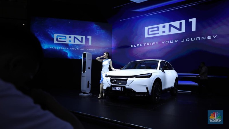 PT Honda Prospect Motor (HPM) resmi meluncurkan mobil listrik pertamanya untuk pasar Indonesia, Honda e:N1 di Indonesia International Motor Show (IIMS) 2025, Jakarta, Kamis (13/2/2025). (CNBC Indonesia/Tri Susilo)