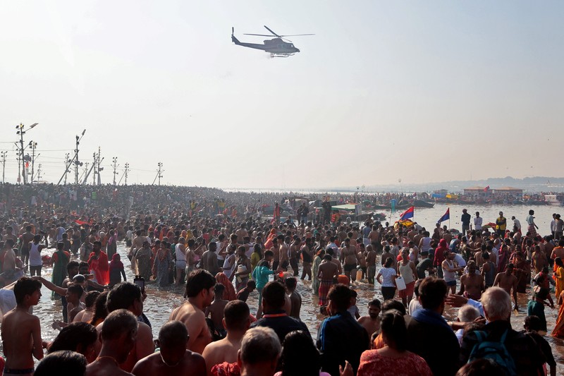 Umat ​​Hindu berkumpul untuk berendam di Sangam, pertemuan sungai Gangga dan Yamuna dengan sungai Saraswati yang tak terlihat, untuk memperingati Maghi Purnima, salah satu hari suci selama 