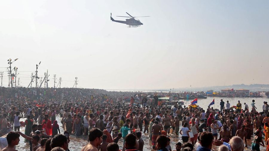 Umat ​​Hindu berkumpul untuk berendam di Sangam, pertemuan sungai Gangga dan Yamuna dengan sungai Saraswati yang tak terlihat, untuk memperingati Maghi Purnima, salah satu hari suci selama 