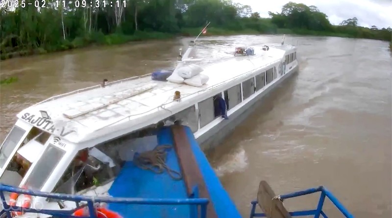 Sebuah tabrakan perahu dramatis terjadi di sungai dekat Pucallpa, Amazon Peru, pada Selasa (11/2/2025), mengakibatkan beberapa orang terluka. (Tangkapan Layar Video Reuters/)