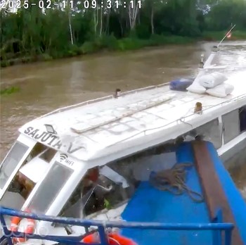 Detik-Detik Tabrakan Mengerikan, Perahu 'Robek' di Sungai Amazon
