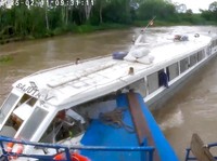 Detik-Detik Tabrakan Mengerikan, Perahu 'Robek' di Sungai Amazon
