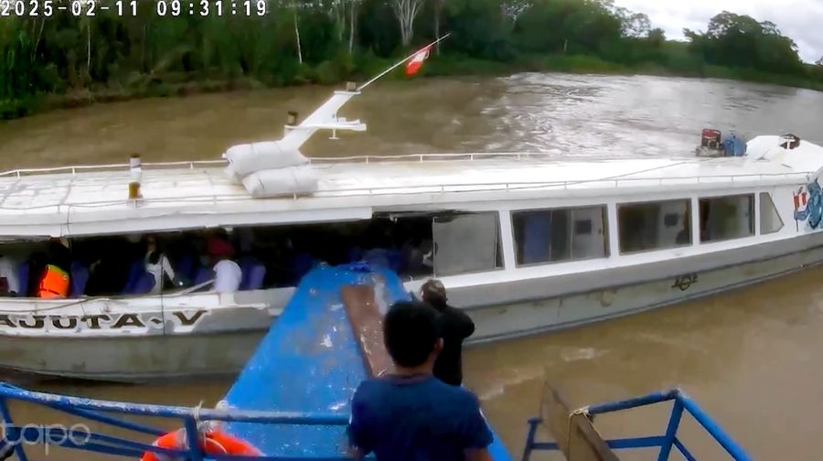 Sebuah tabrakan perahu dramatis terjadi di sungai dekat Pucallpa, Amazon Peru, pada Selasa (11/2/2025), mengakibatkan beberapa orang terluka. (Tangkapan Layar Video Reuters/)