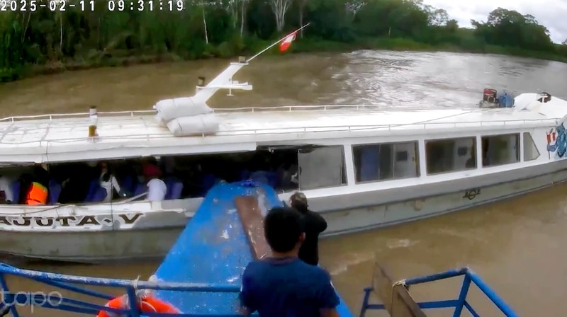 Sebuah tabrakan perahu dramatis terjadi di sungai dekat Pucallpa, Amazon Peru, pada Selasa (11/2/2025), mengakibatkan beberapa orang terluka. (Tangkapan Layar Video Reuters/)