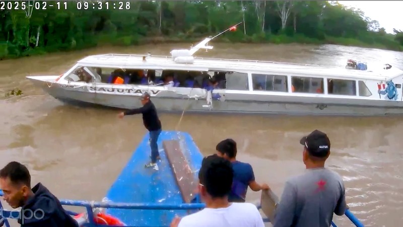 Sebuah tabrakan perahu dramatis terjadi di sungai dekat Pucallpa, Amazon Peru, pada Selasa (11/2/2025), mengakibatkan beberapa orang terluka. Sebuah tabrakan perahu dramatis terjadi di sungai dekat Pucallpa, Amazon Peru, pada Selasa (11/2/2025), mengakibatkan beberapa orang terluka. (Tangkapan Layar Video Reuters/)
