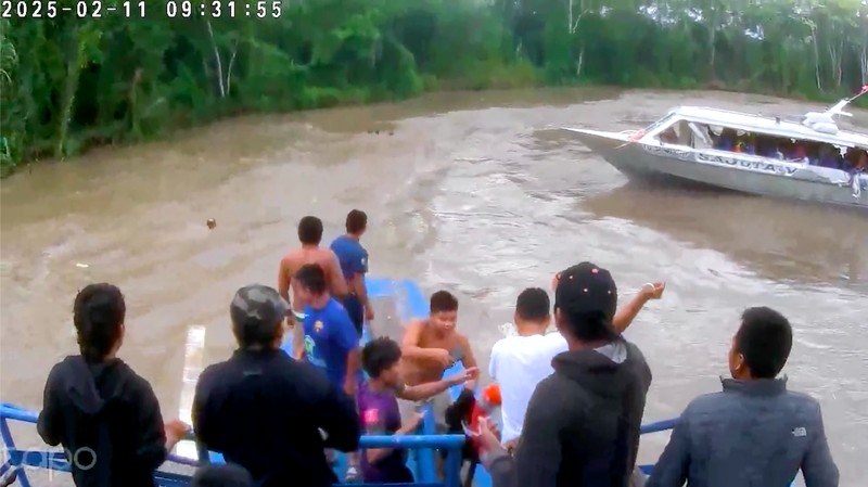 Sebuah tabrakan perahu dramatis terjadi di sungai dekat Pucallpa, Amazon Peru, pada Selasa (11/2/2025), mengakibatkan beberapa orang terluka. Sebuah tabrakan perahu dramatis terjadi di sungai dekat Pucallpa, Amazon Peru, pada Selasa (11/2/2025), mengakibatkan beberapa orang terluka. (Tangkapan Layar Video Reuters/)