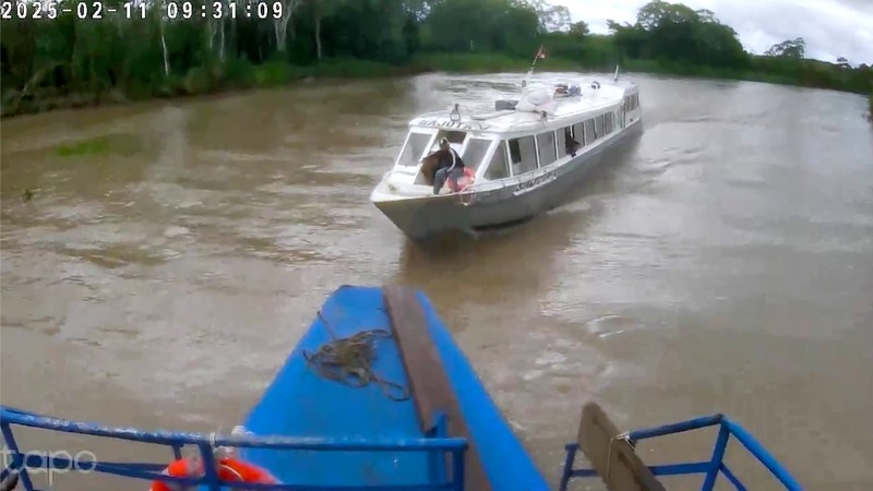 Sebuah tabrakan perahu dramatis terjadi di sungai dekat Pucallpa, Amazon Peru, pada Selasa (11/2/2025), mengakibatkan beberapa orang terluka. Sebuah tabrakan perahu dramatis terjadi di sungai dekat Pucallpa, Amazon Peru, pada Selasa (11/2/2025), mengakibatkan beberapa orang terluka. (Tangkapan Layar Video Reuters/)