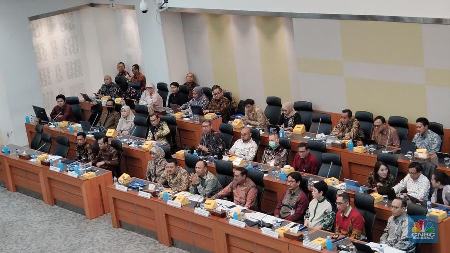Sekretaris Jenderal Komdigi, Ismail dalam rapat dengan Komisi I DPR, Kamis (13/2/2025). (CNBC Indonesia/Novina Putri Besari)