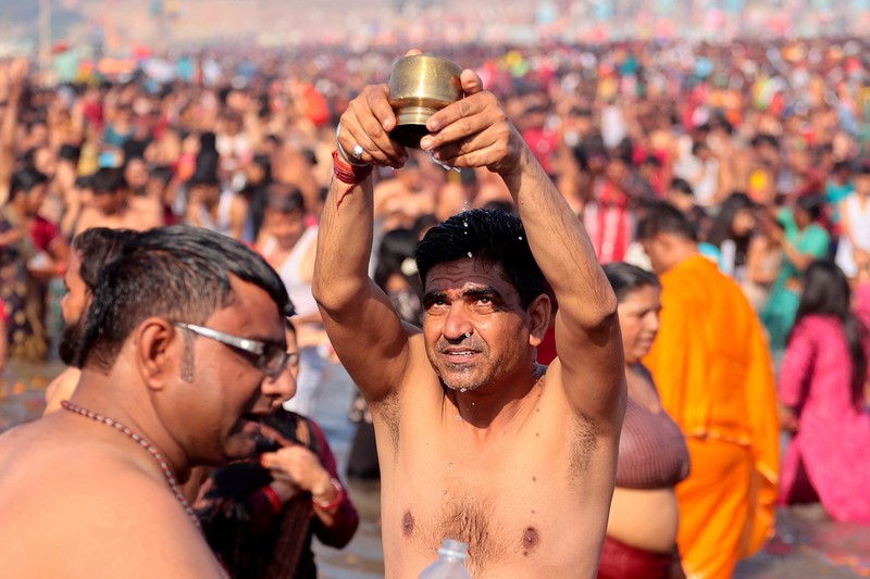 Umat Hindu berkumpul untuk berendam di Sangam, pertemuan sungai Gangga dan Yamuna dengan sungai Saraswati yang tak terlihat, untuk memperingati Maghi Purnima, salah satu hari suci selama Umat Hindu berkumpul untuk berendam di Sangam, pertemuan sungai Gangga dan Yamuna dengan sungai Saraswati yang tak terlihat, untuk memperingati Maghi Purnima, salah satu hari suci selama